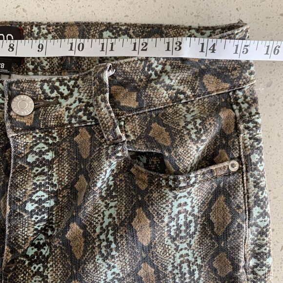 Urban outfitters Snakeskin Mid Rise Stretchy Snakeprint Flare Jean Pants Size 28 - Picture 9 of 9